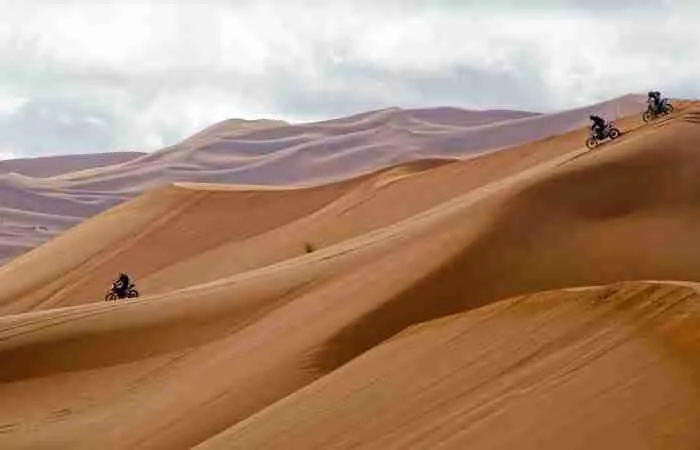Dunas de arena en Marruecos, ideal para turismo y aventuras en bicicleta. Paisajes únicos de desierto y naturaleza salvaje.