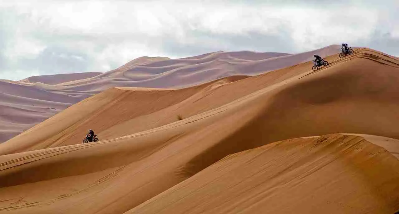 Ciclo en dunas del Sahara, aventura en Marruecos, turismo en desierto de Marruecos, travesía en bicicleta en dunas.